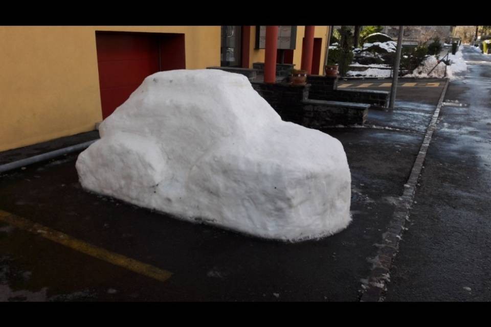 A Solduno il primo modello di auto... di neve!