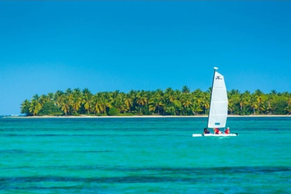 Chiede permesso dal lavoro e va in vacanza alle Cayman