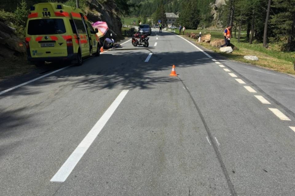Scontro tra auto e moto sul Bernina