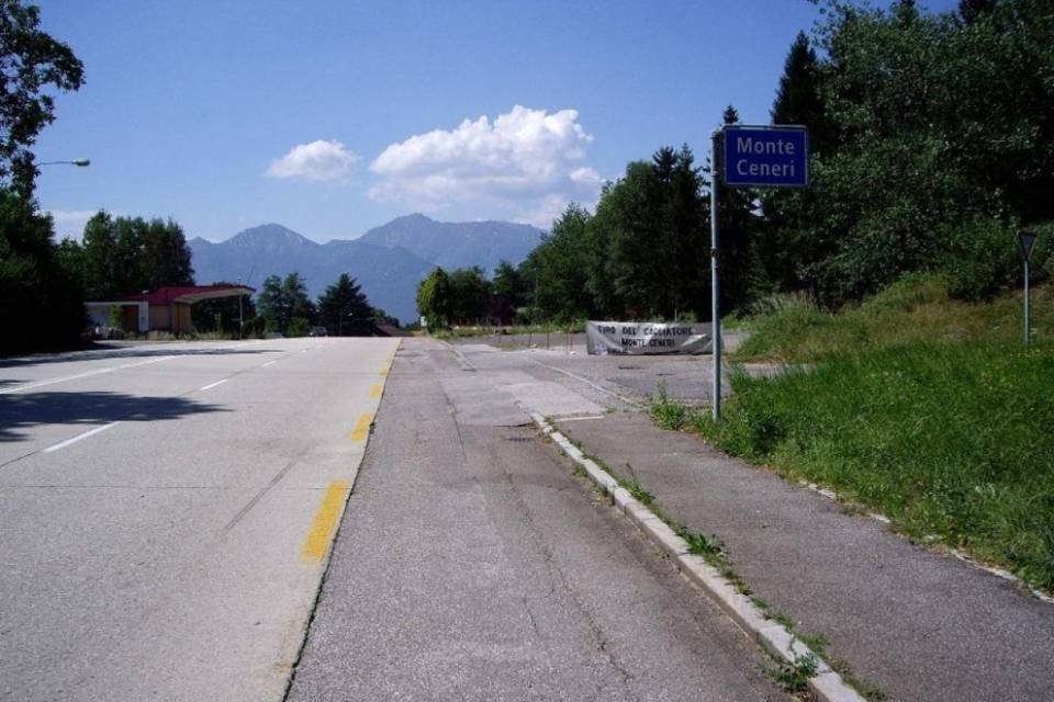 "Ciclisti attraversano la strada con doppia riga... come definirli?"