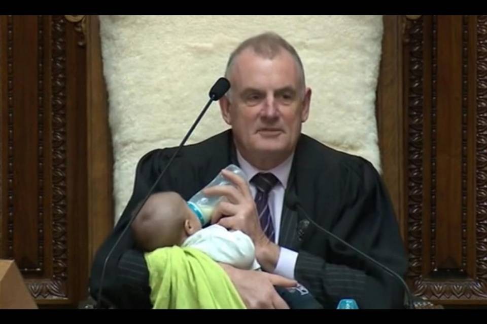 Presidente del Parlamento allatta figlio di un collega in aula