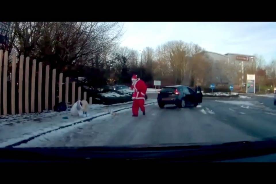 Scivolone sul ghiaccio, donna soccorsa da Babbo Natale