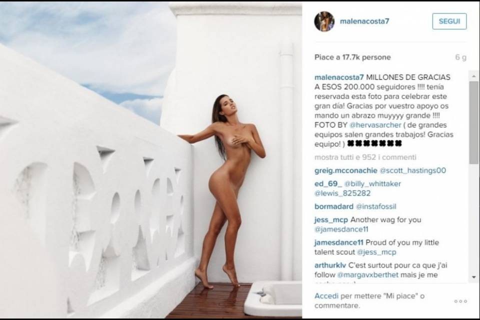 La fidanzata di Suarez si spoglia