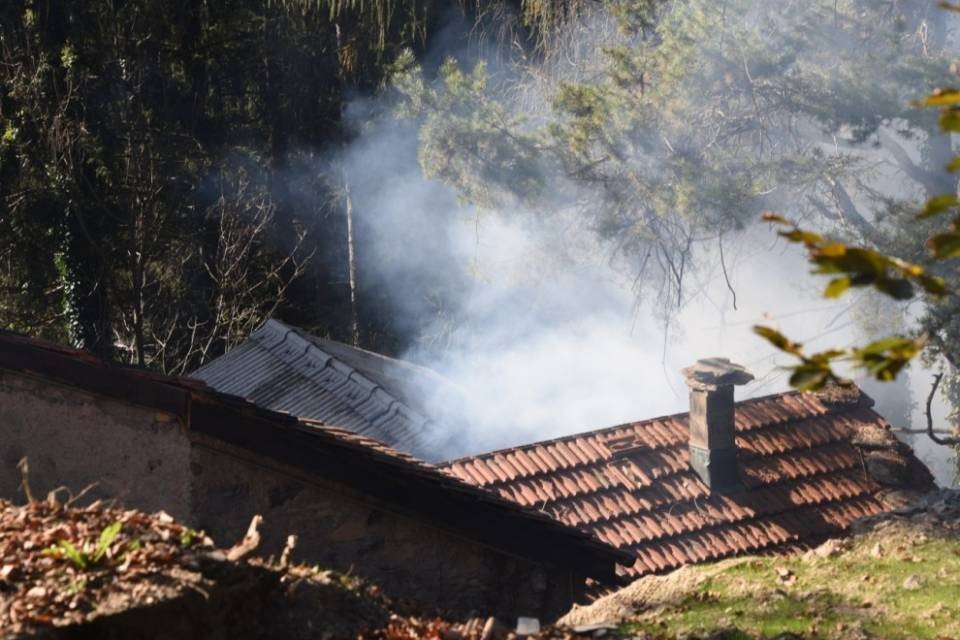 Fiamme in un'abitazione a Bruzella