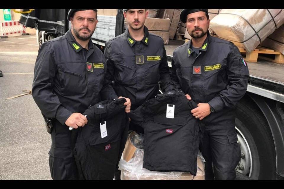 Ponte Chiasso: fermati in dogana 13mila giubbotti taroccati