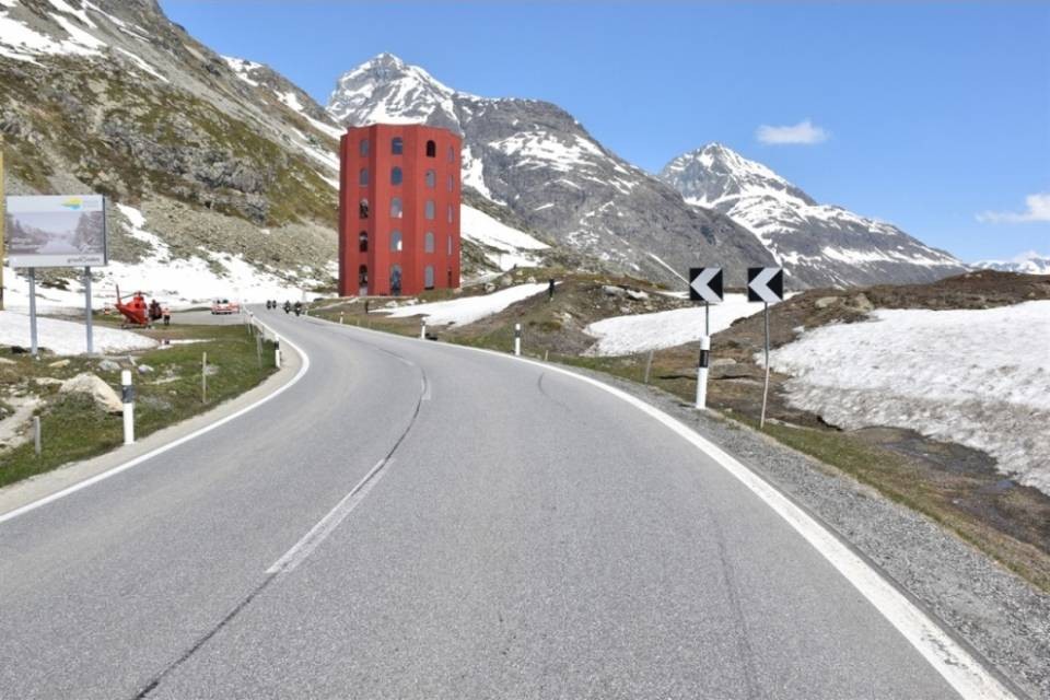 Motociclista finisce fuori strada nei Grigioni