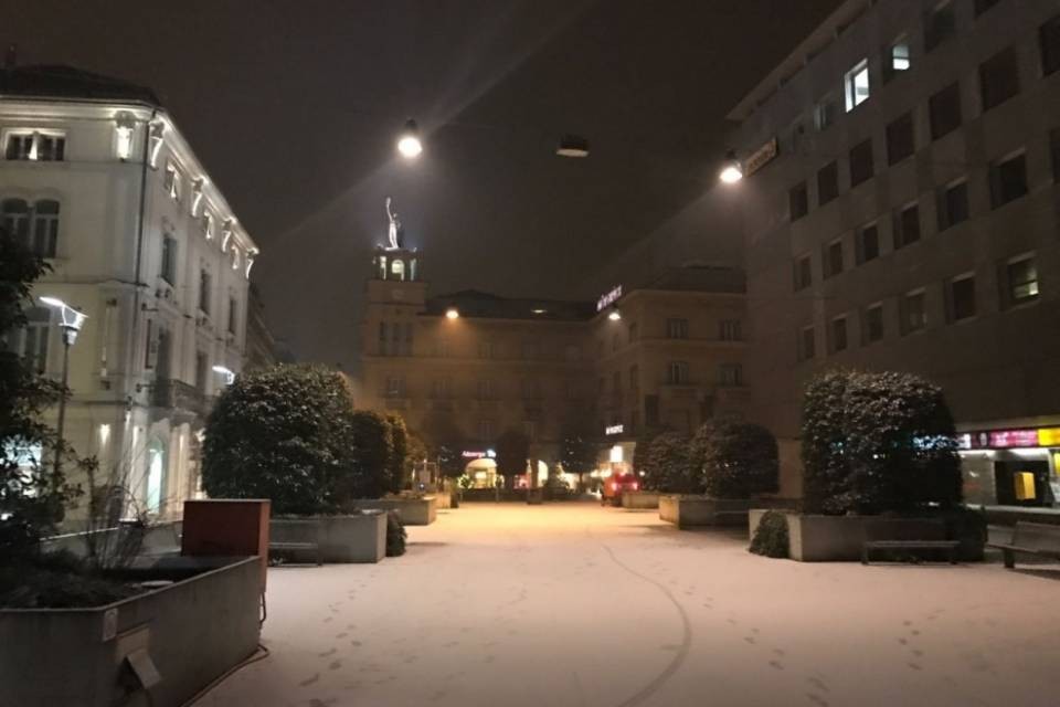 La neve cade fino in pianura