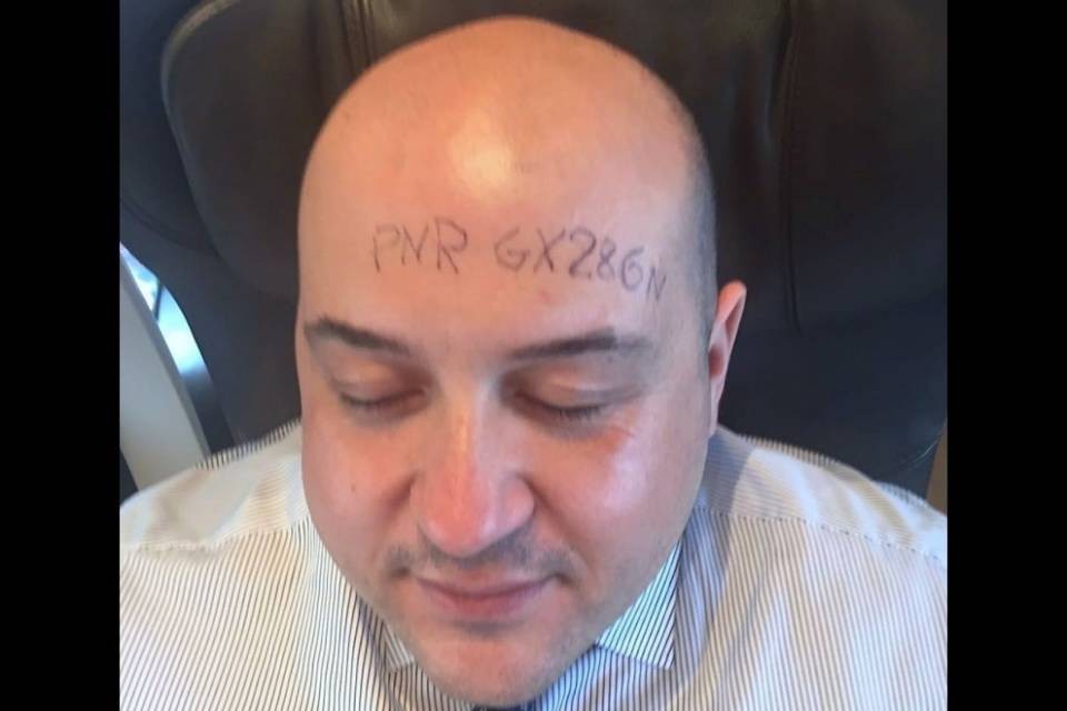 Scrive il biglietto del treno sulla fronte: "Così posso dormire"