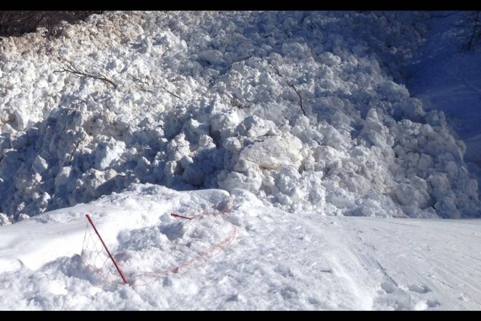 Una slavina in Surselva blocca strada e ferrovia