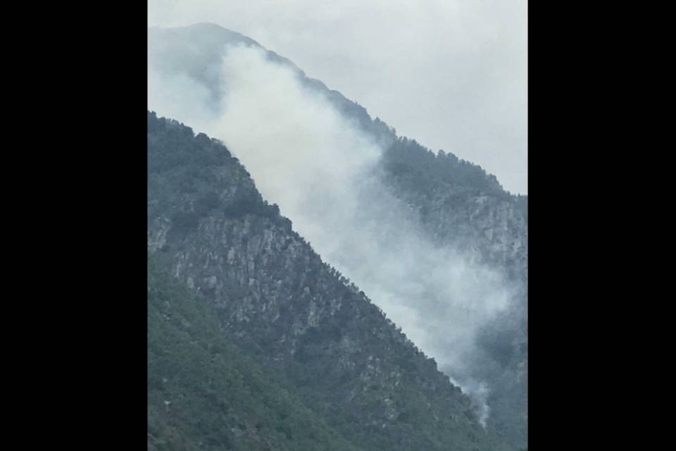 La Valle del Salto ancora avvolta dalle fiamme