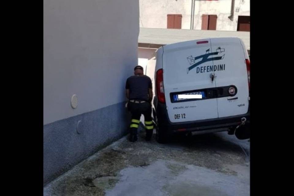 Furgone si incastra in un vicolo, intervengono i pompieri