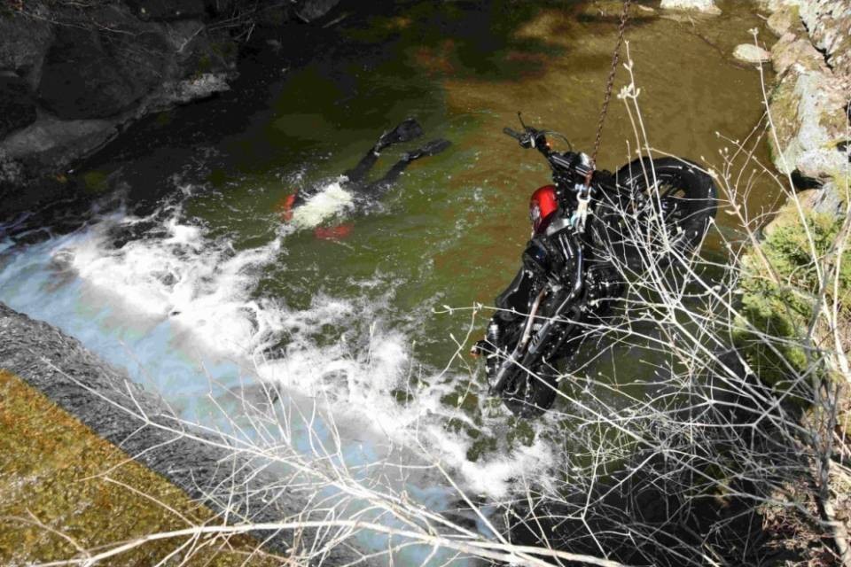 Motociclista esce di strada e finisce in un torrente