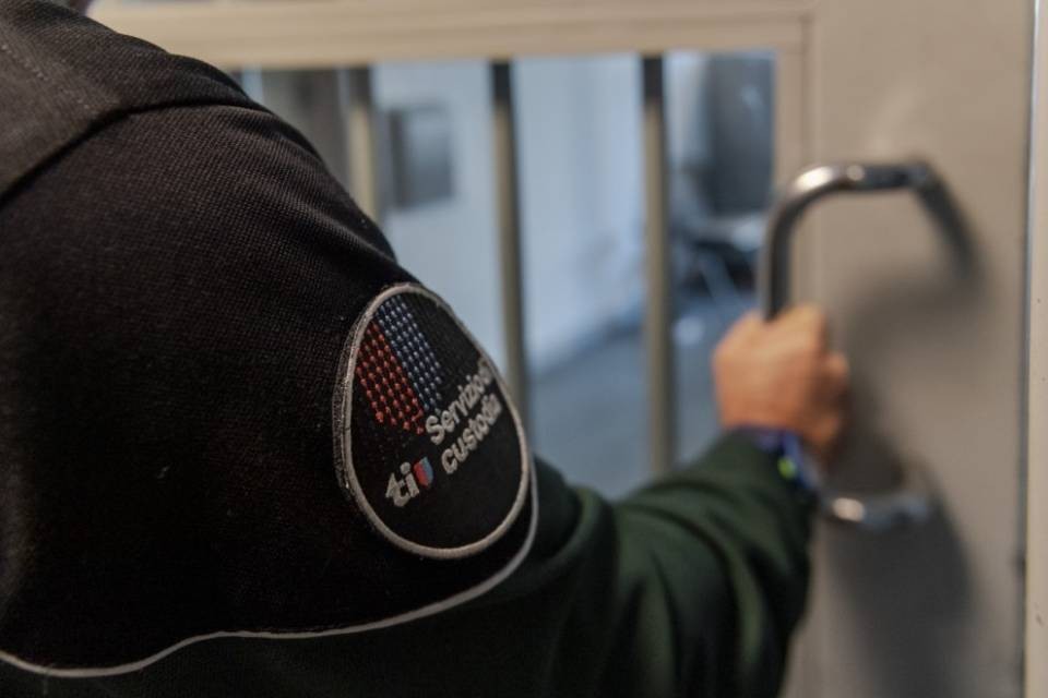 Cercansi agenti di custodia ticinesi