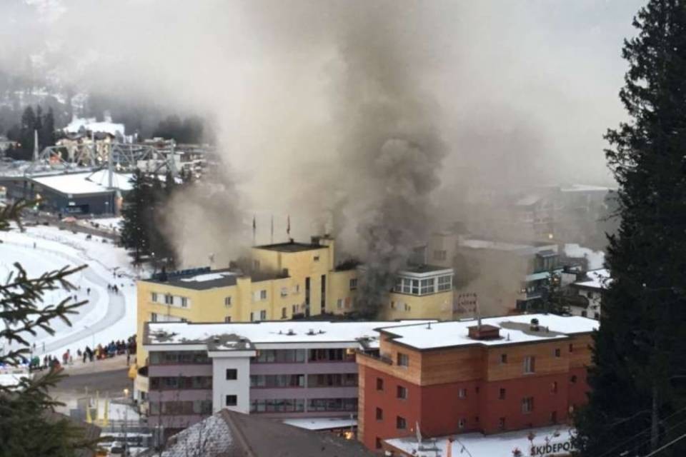In fiamme un albergo ad Arosa