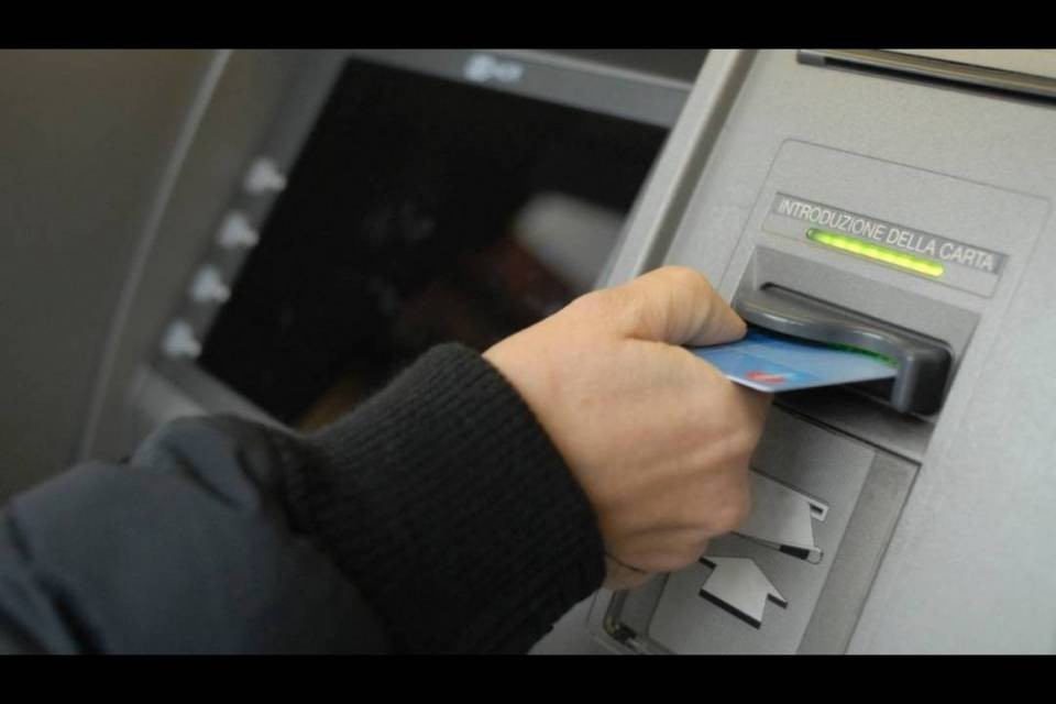 Lamone, rapinato fuori dalla banca