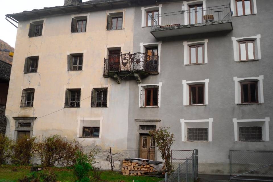 Casa Berna (prima metà del XVIII secolo). A sinistra l’edificio interessato dal progetto di valorizzazione. Foto DT