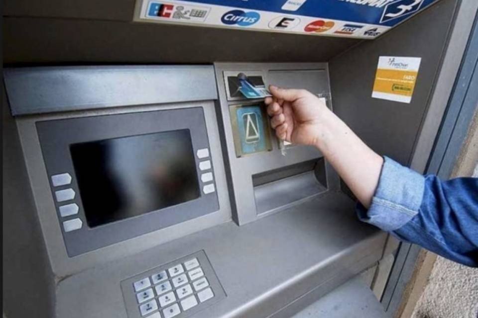 Spie nascoste nei bancomat, a rischio le carte dei turisti