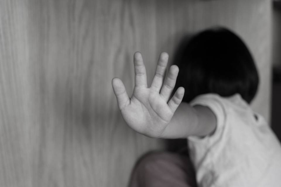 Bimba di 4 anni abusata, condannata la coppia