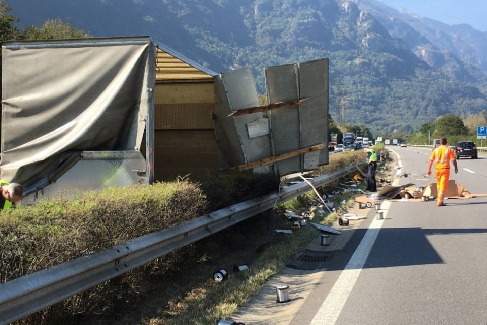 Bellinzona: furgone perde il controllo sulla A2