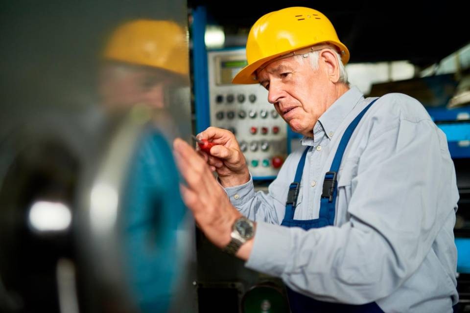 Alcune delle misure erano pensate per reintegrare nel mondo del lavoro i disoccupati anziani. Foto Shutterstock