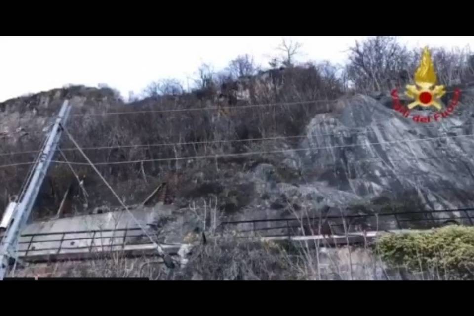 Cadono massi a Maccagno, danneggiato un treno FFS