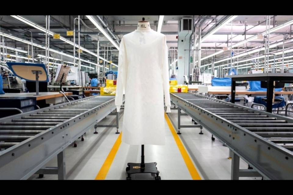 Il Gruppo Zegna dona 30mila camici di protezione al Ticino