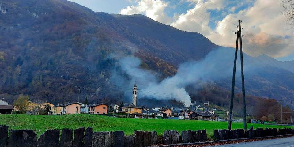 La grà in fiamme a Moghegno (Foto lettore)