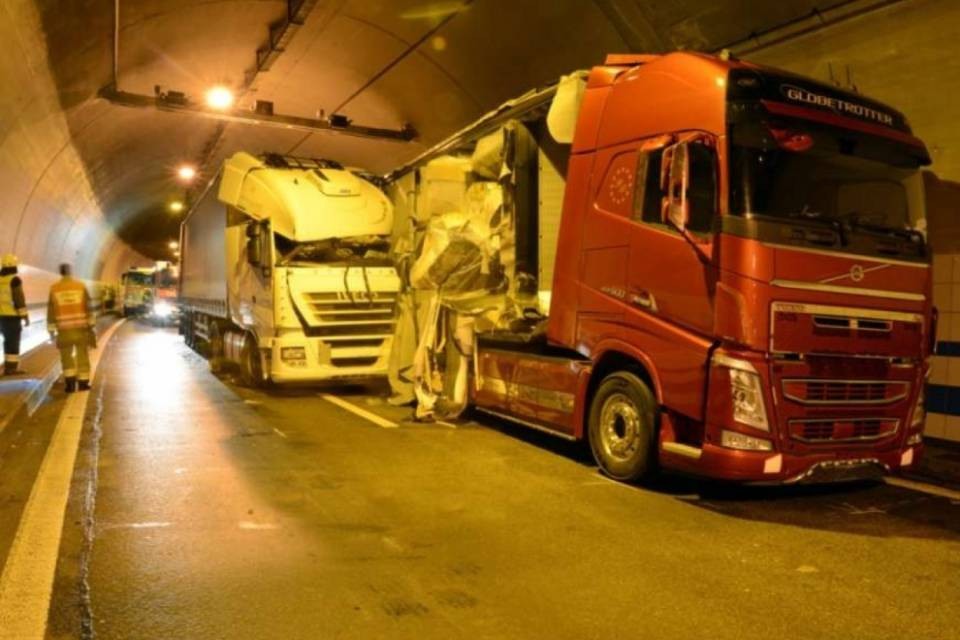 Quattro camion e un'auto si scontrano sulla A2