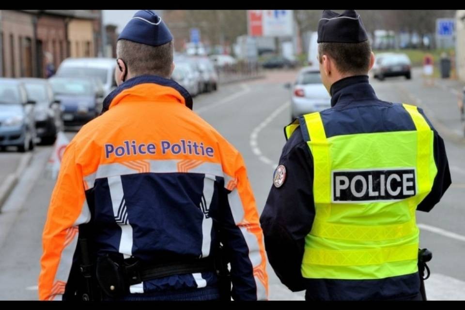 Fermati due poliziotti belgi che trasportavano migranti