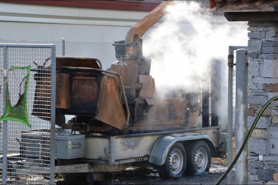 Macchinario agricolo in fiamme a Cadenazzo