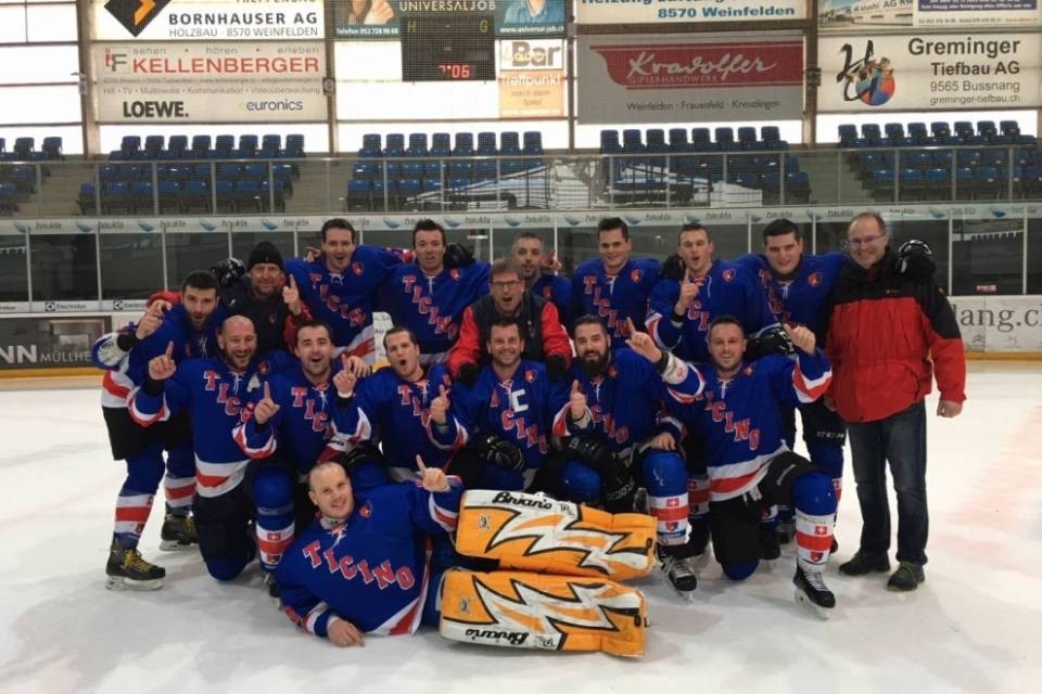 Gli agenti ticinesi campioni svizzeri di hockey!