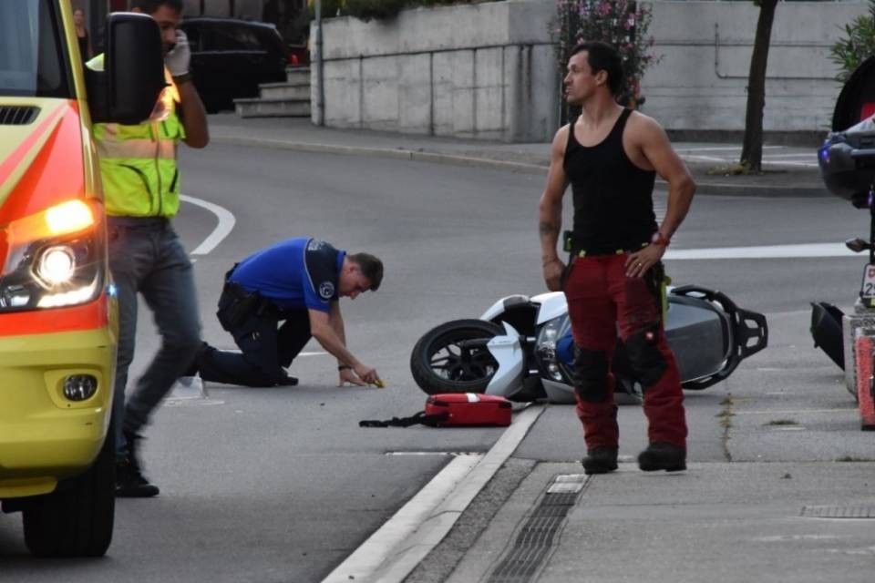 Centra uno spartitraffico con lo scooter, è grave