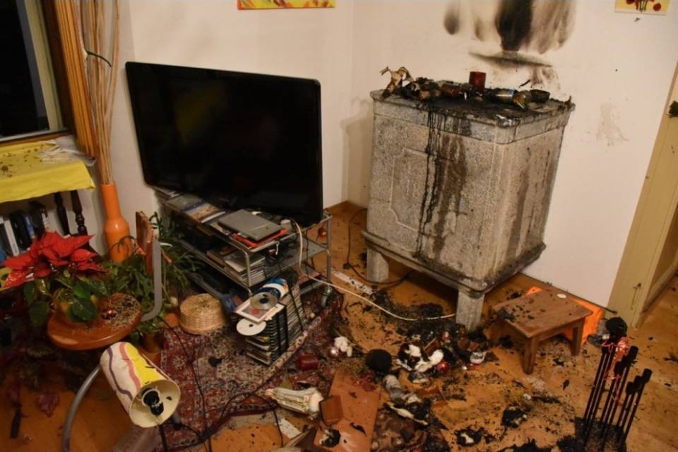 Lostallo: prende fuoco un presepe
