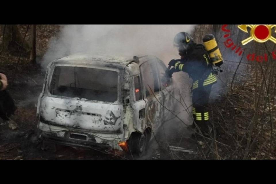 Auto in fiamme, all'interno trovato un cadavere