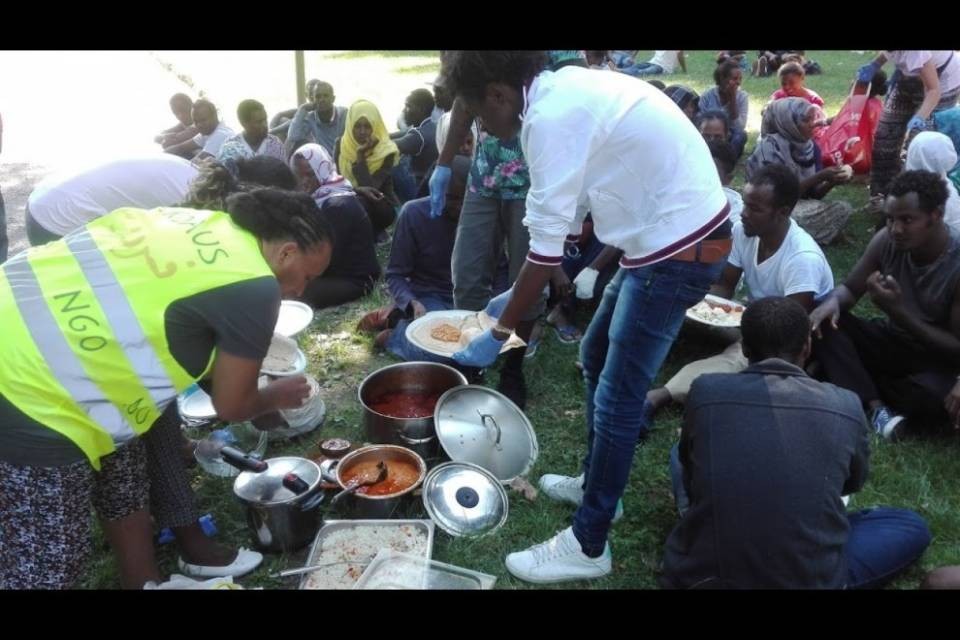 Cibo e medicinali ai migranti a Como
