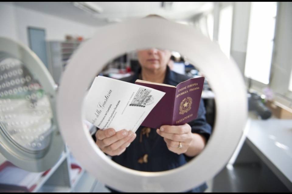 "Due casellari per i candidati con doppio passaporto"