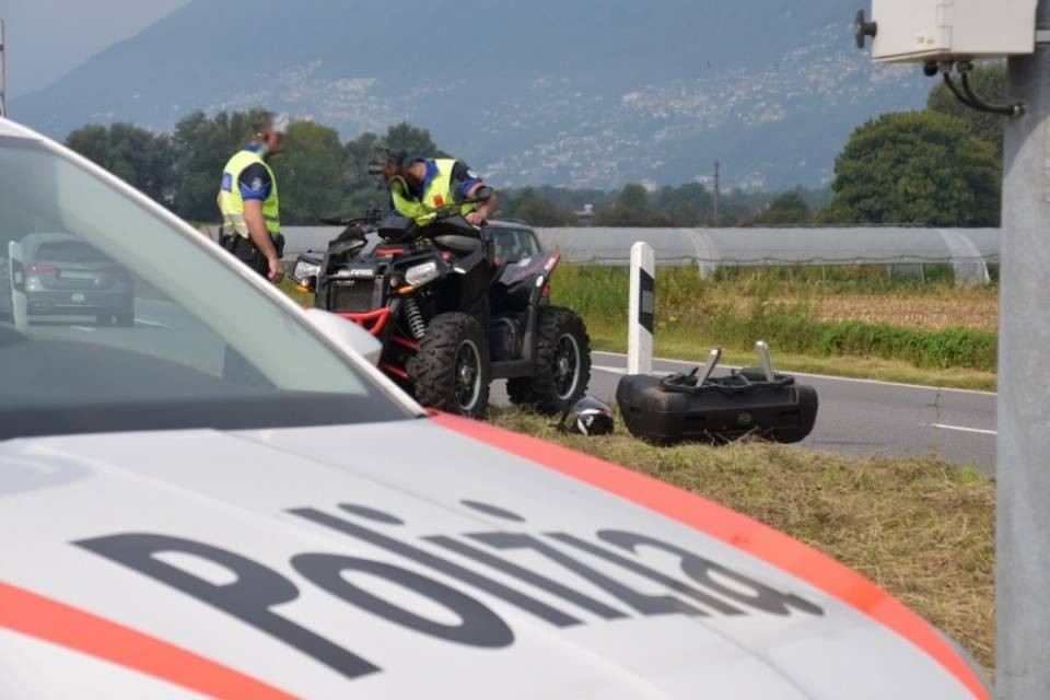 Auto e quad si scontrano in rotonda, un ferito