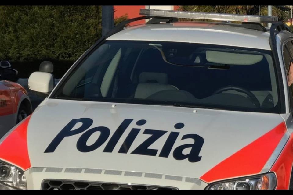 Finisce nella scarpata e se ne va, sospeso l'agente