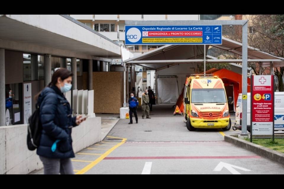 Ospedali senza visite, la paura di chi sta fuori