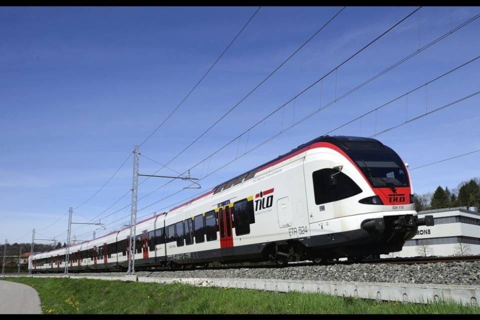 Treni, il prezzo dei biglietti scende. Ma gli abbonamenti...