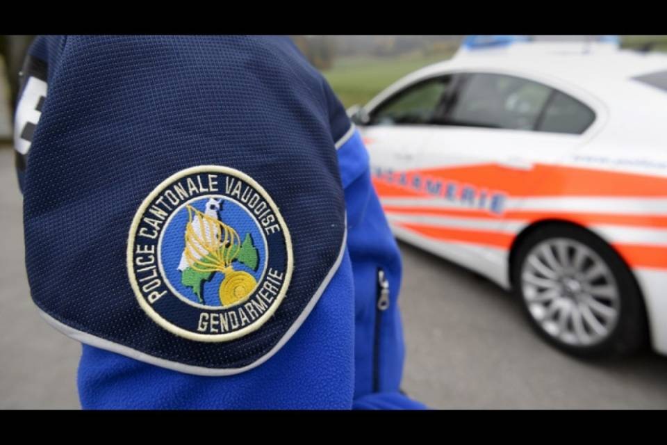 Vaud, urta due ciclisti con un'auto rubata