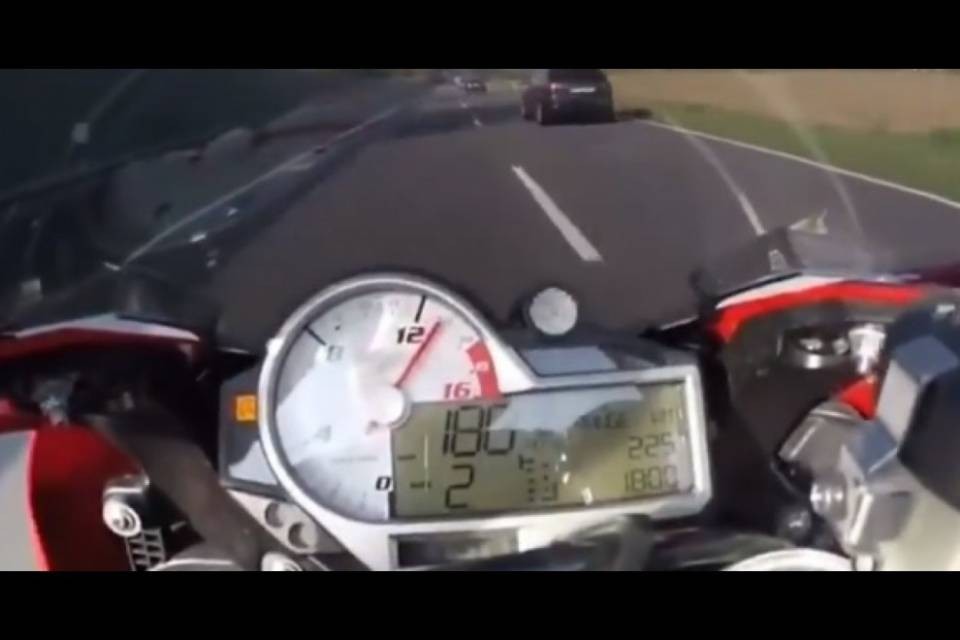 A 190km/h in autostrada, 'tradito' dalla Go-Pro