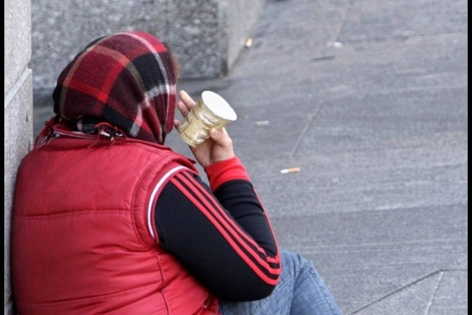 "Zingare accattone sotto i portici a Locarno"