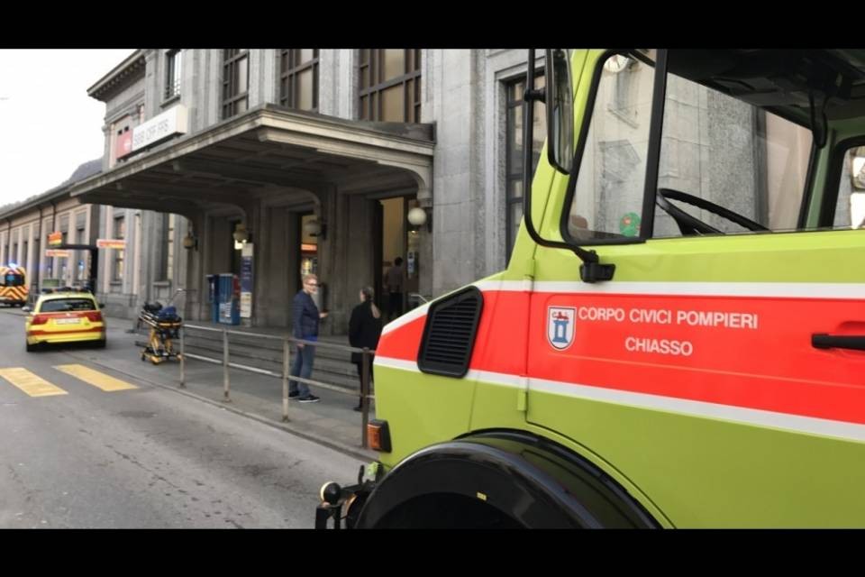 Chiasso, folgorato sul tetto di un treno