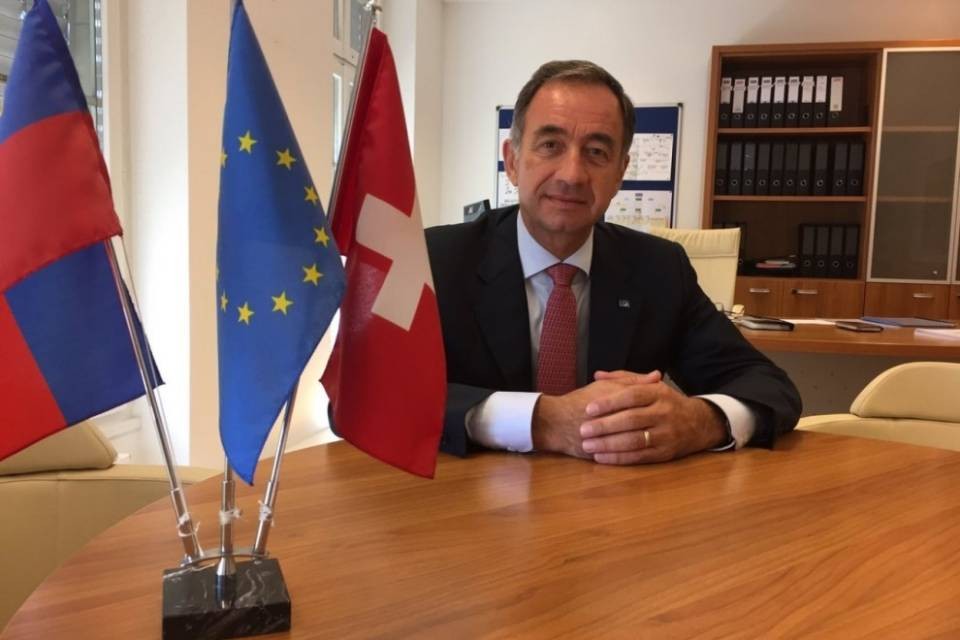 Fischiato l'ambasciatore UE in Svizzera