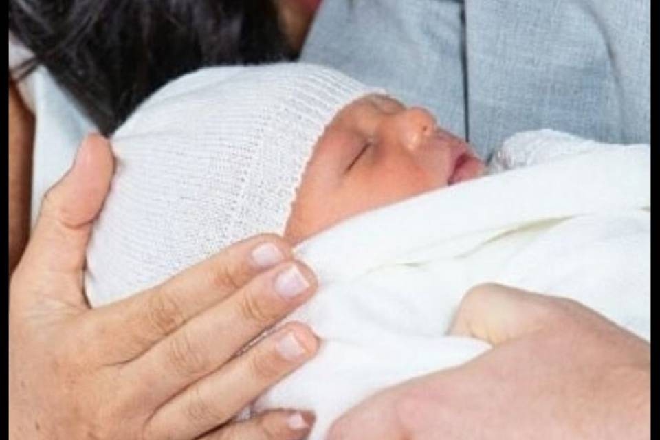 Harry e Meghan presentano il Royal Baby, ecco i primi scatti