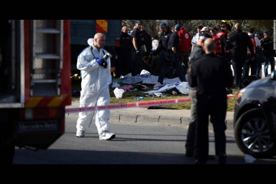 Camion sulla folla a Gerusalemme: 4 morti