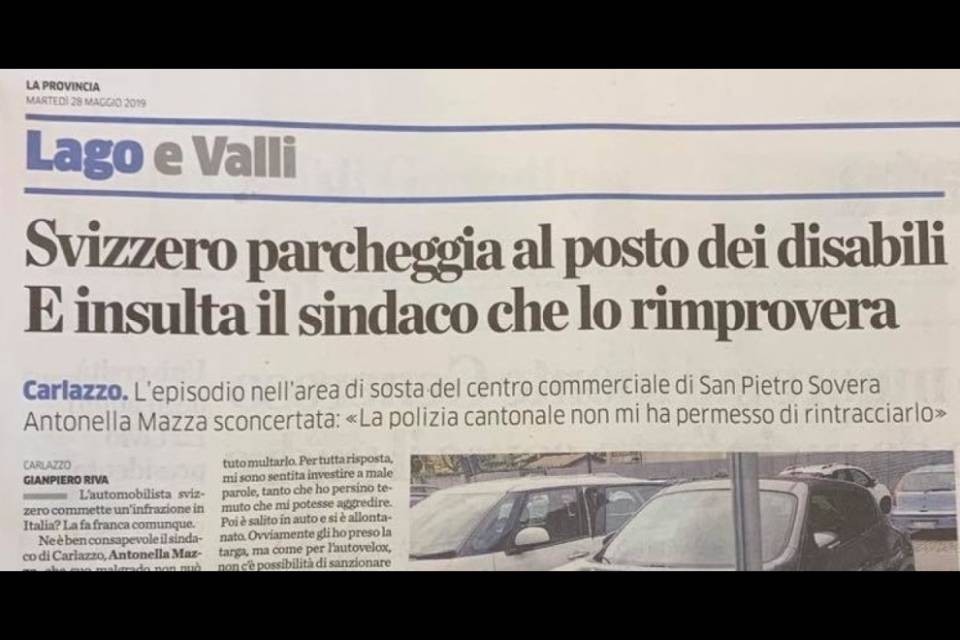 "Svizzero posteggia al posto dei disabili e insulta il sindaco"