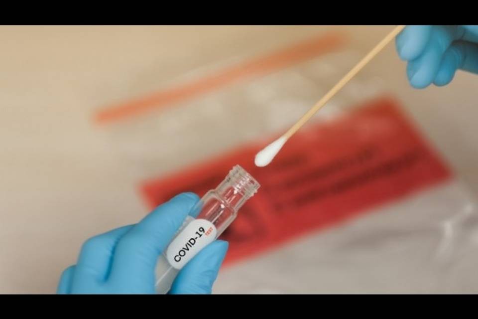 Covid-19, "contaminazione del laboratorio ritardò i test"