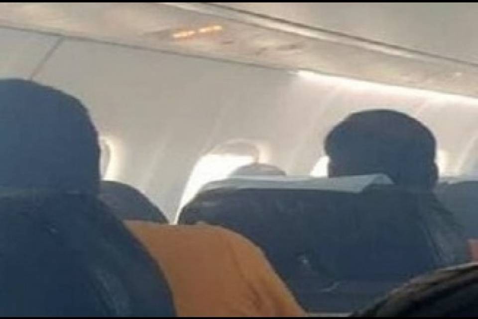 Fumo in cabina su un aereo a Malpensa, illesi i 178 passeggeri